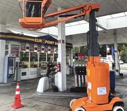 Kompakte Mastbühne im Einsatz an einer Tankstelle
