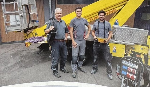 Das Team von GST Schillinger vor der Arbeitsbühne
